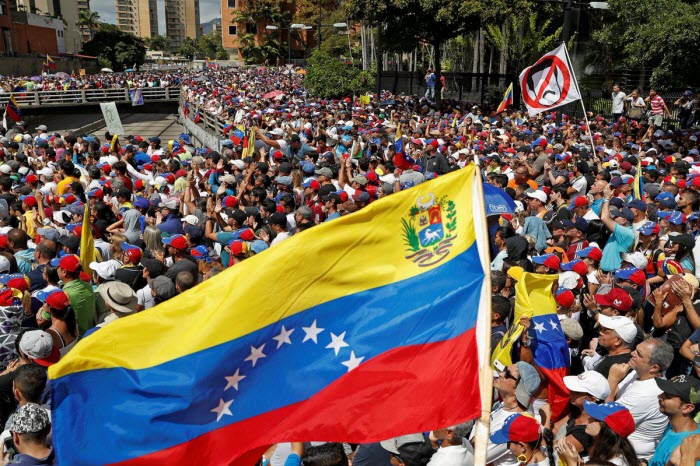 فنزويلا.. 8 أيام لإجراء انتخابات أو اعتراف دولي بـ«غوايدو» رئيساً 